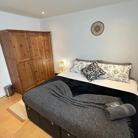 Double Or Twin Room In A Sharing House London Zone 2